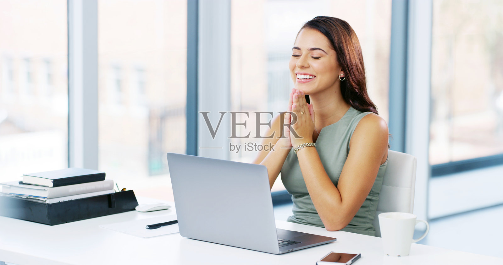 在办公室里，女性在祈祷和期待好消息，积极反馈或文案成功。兴奋的小企业主和感恩的企业家为记者、文章和赢家或交易而感到欣喜。照片摄影图片