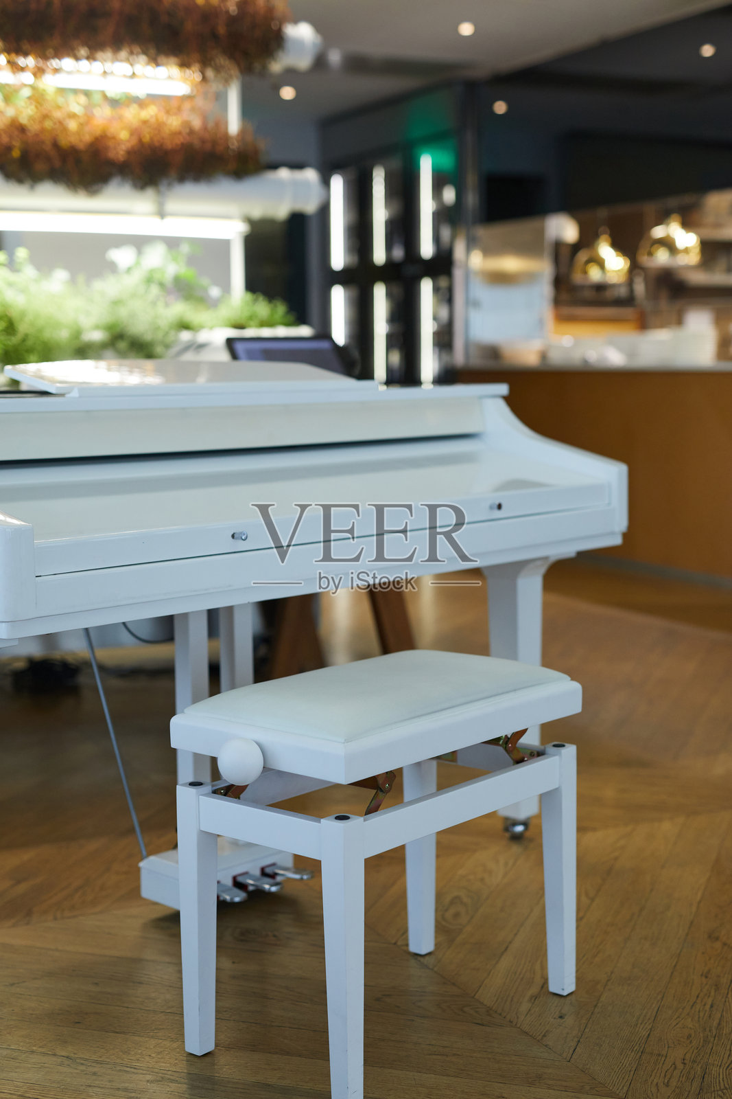 现代餐厅中的优雅钢琴照片摄影图片