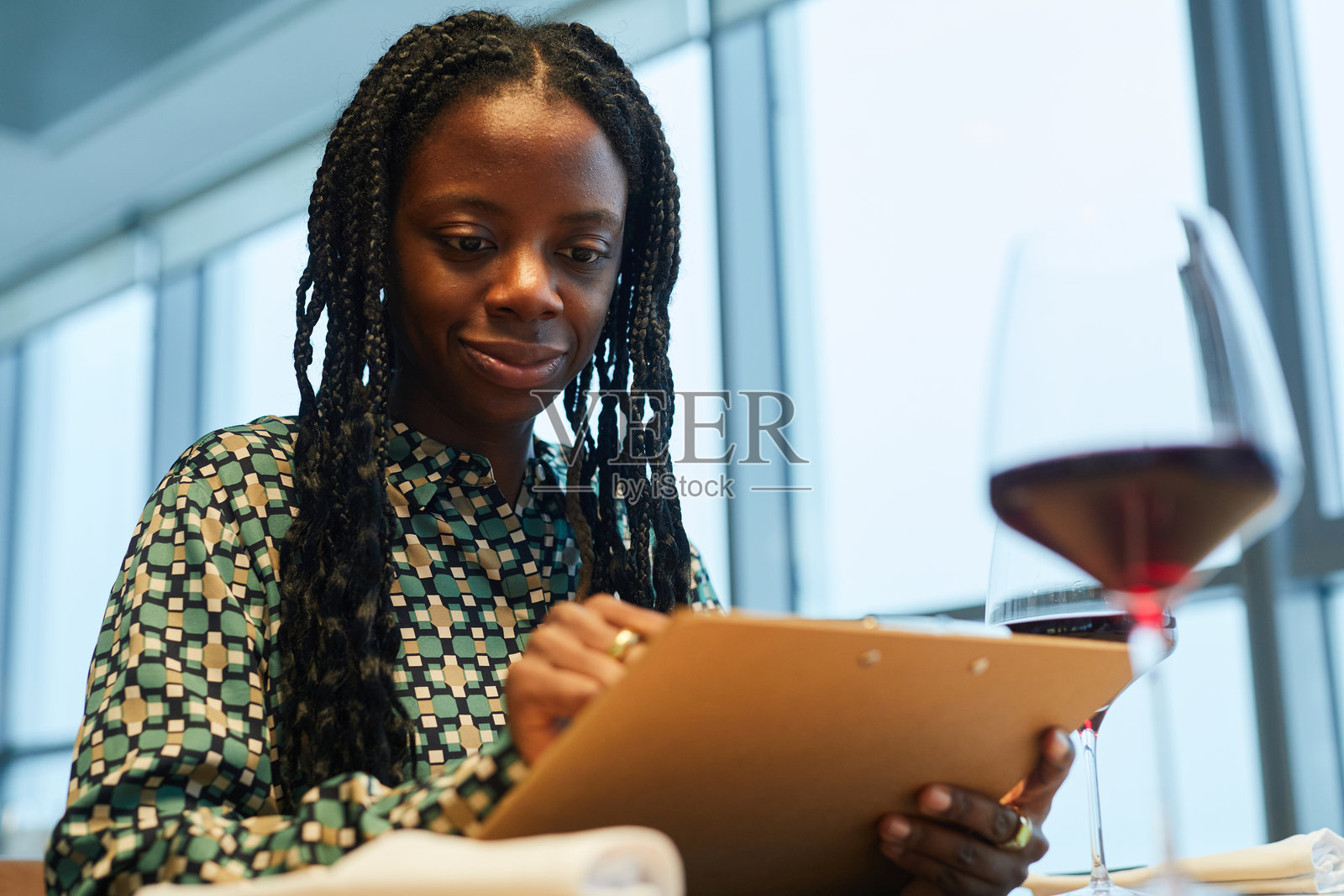 女人在餐厅阅读菜单照片摄影图片