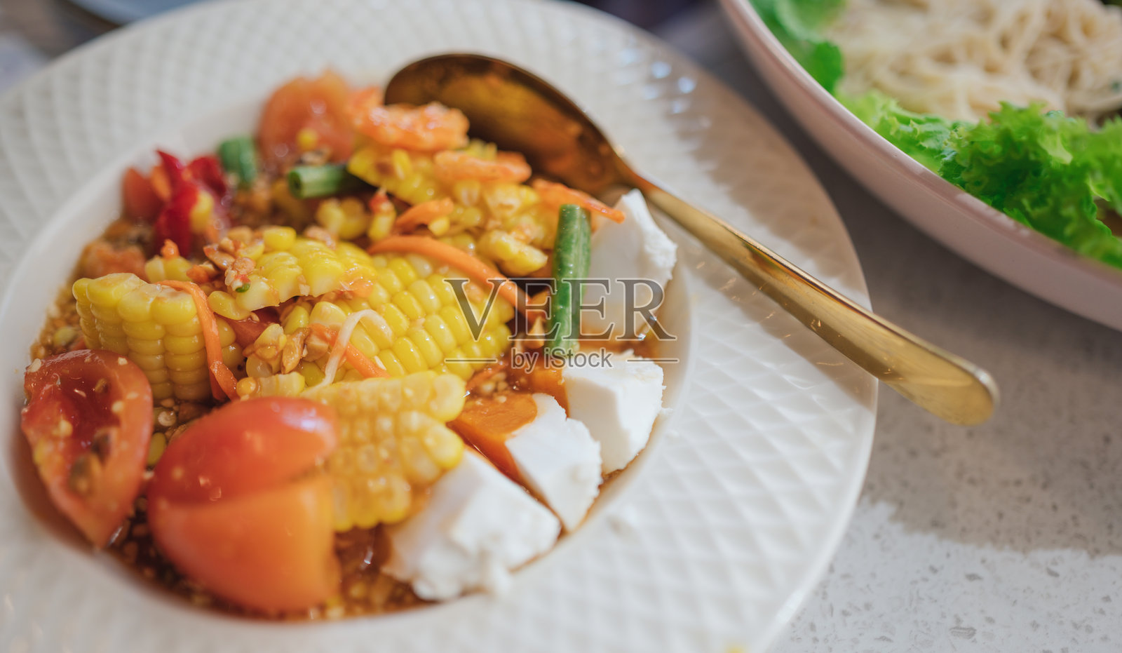 泰国北部流行的多样化美食：木瓜沙拉（Tum Sua 或 Tum Mua）照片摄影图片