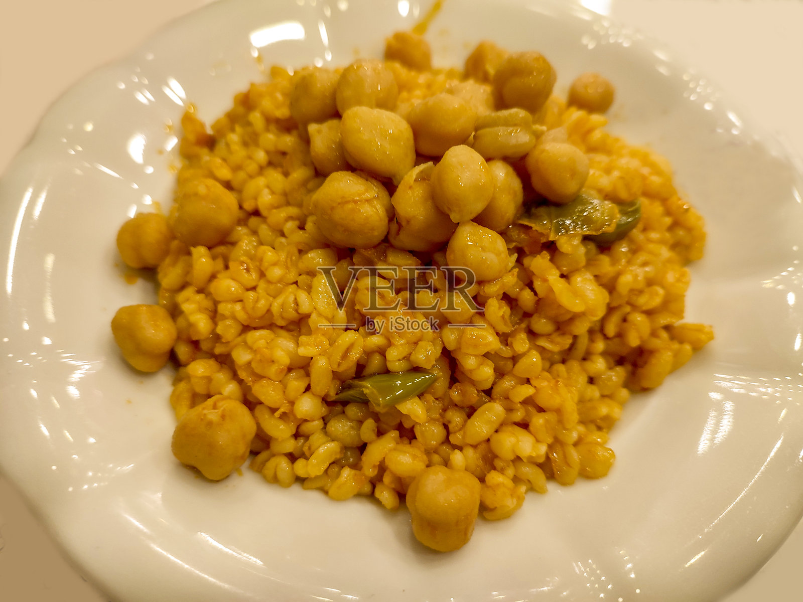 在土耳其伊斯坦布尔供应的传统土耳其鹰嘴豆小麦粗麦粉米饭菜肴照片摄影图片