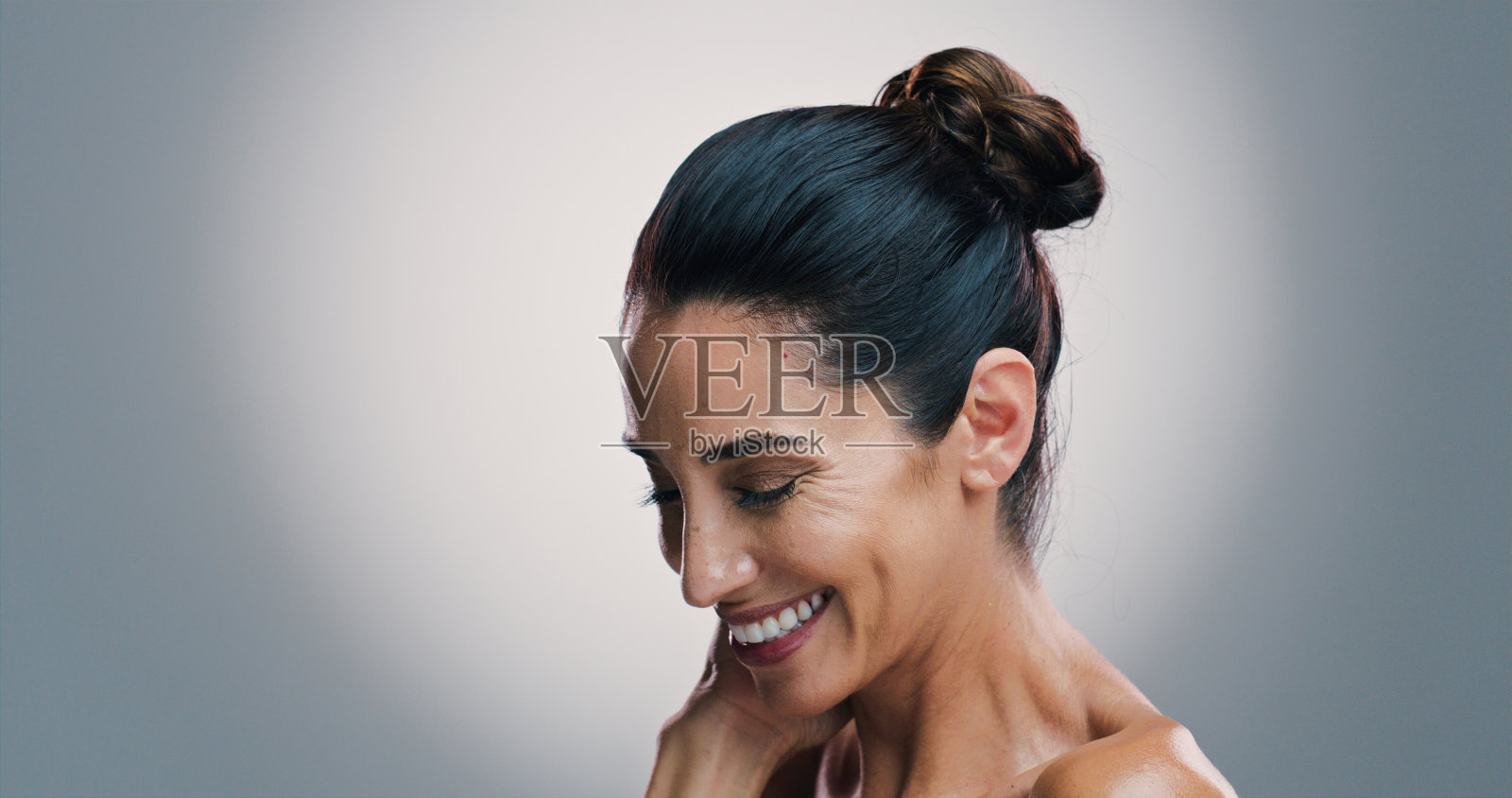 护肤、微笑和美丽女性，背景为灰色工作室，展现光泽和抗衰老治疗。成熟模特，天然化妆品或皮肤科用于自我护理、健康或肌肤质感与光泽。照片摄影图片