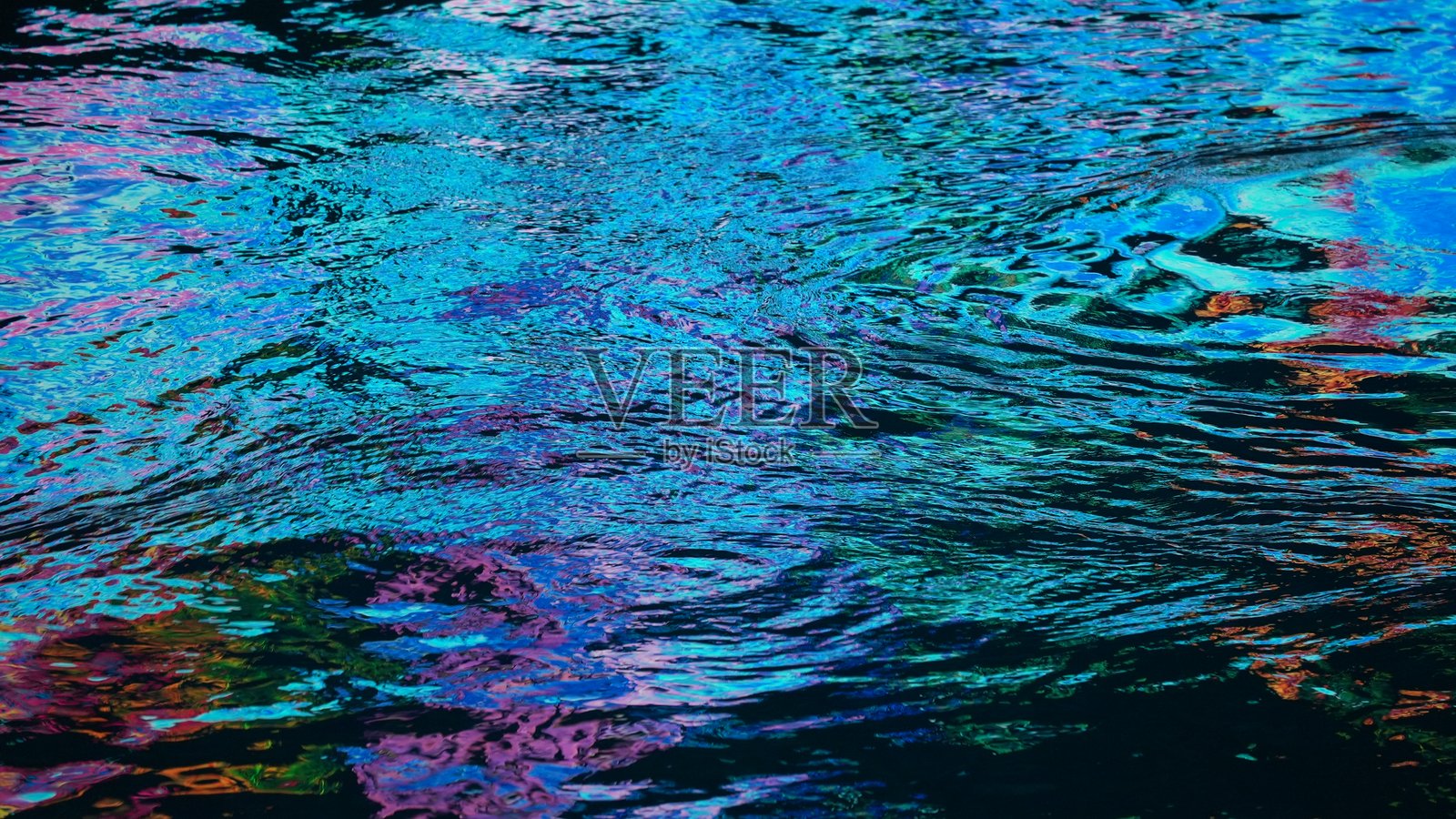 海水背景上的五彩光影反射，红色、黄色、橙色、青蓝色和蓝宝石色。照片摄影图片