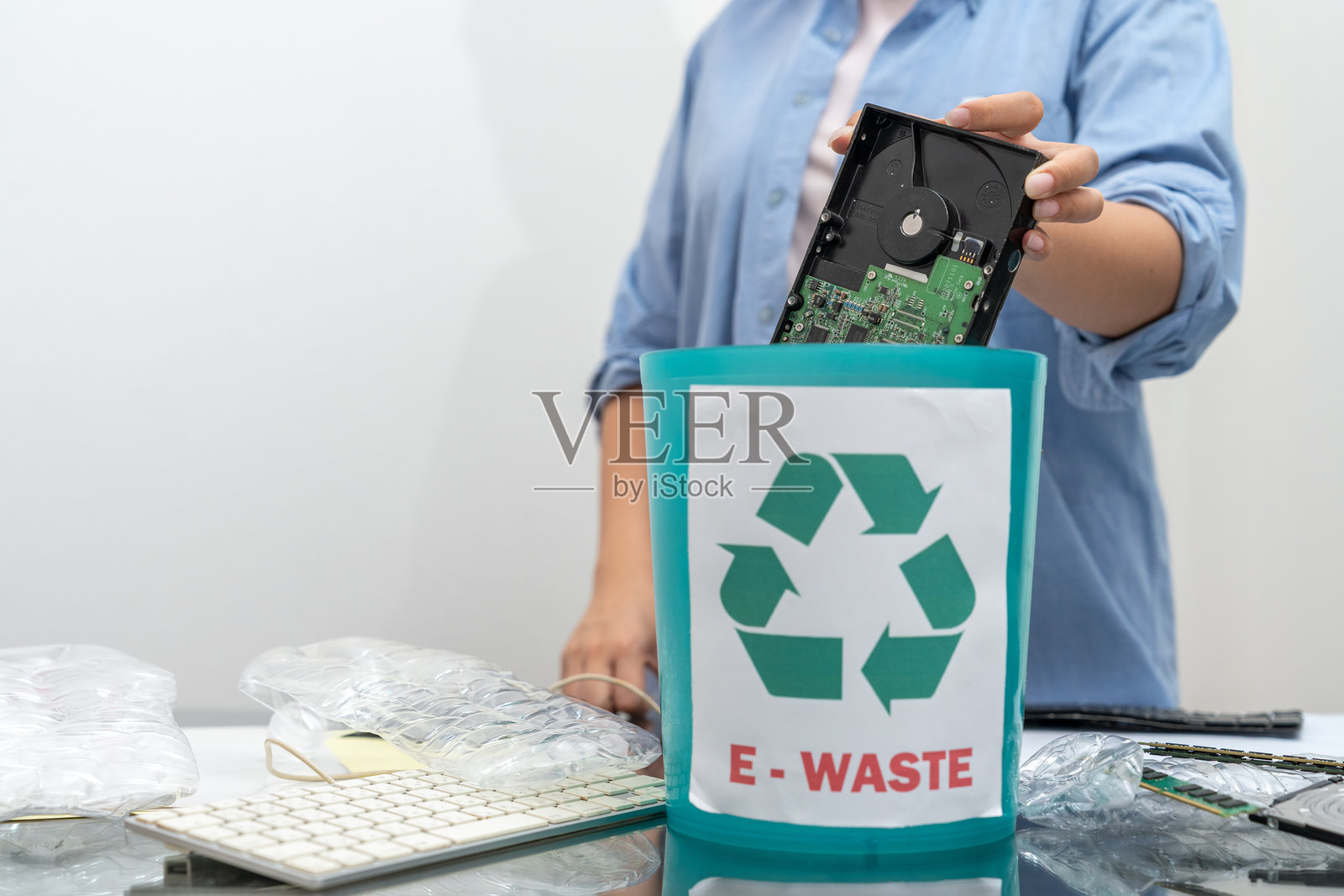 特写镜头，亚洲女性正在将一般垃圾、塑料瓶、纸张和电子废物分开以便回收。照片摄影图片