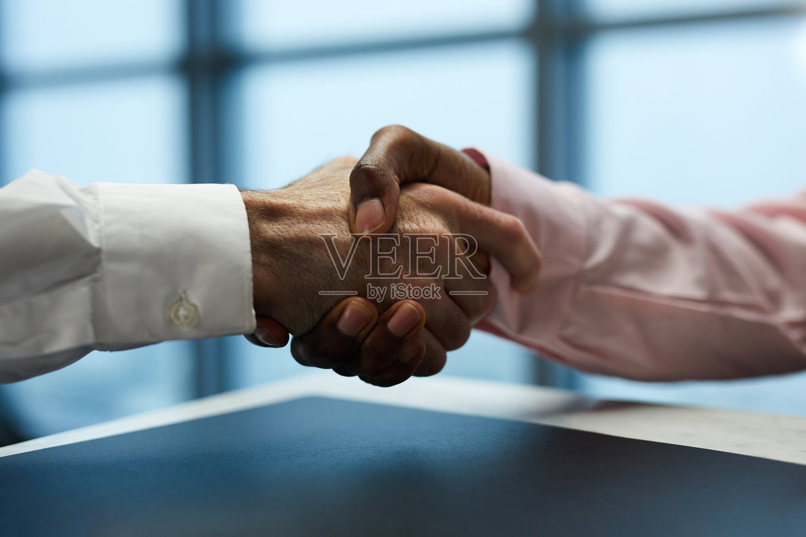 两位同事的商务握手照片摄影图片