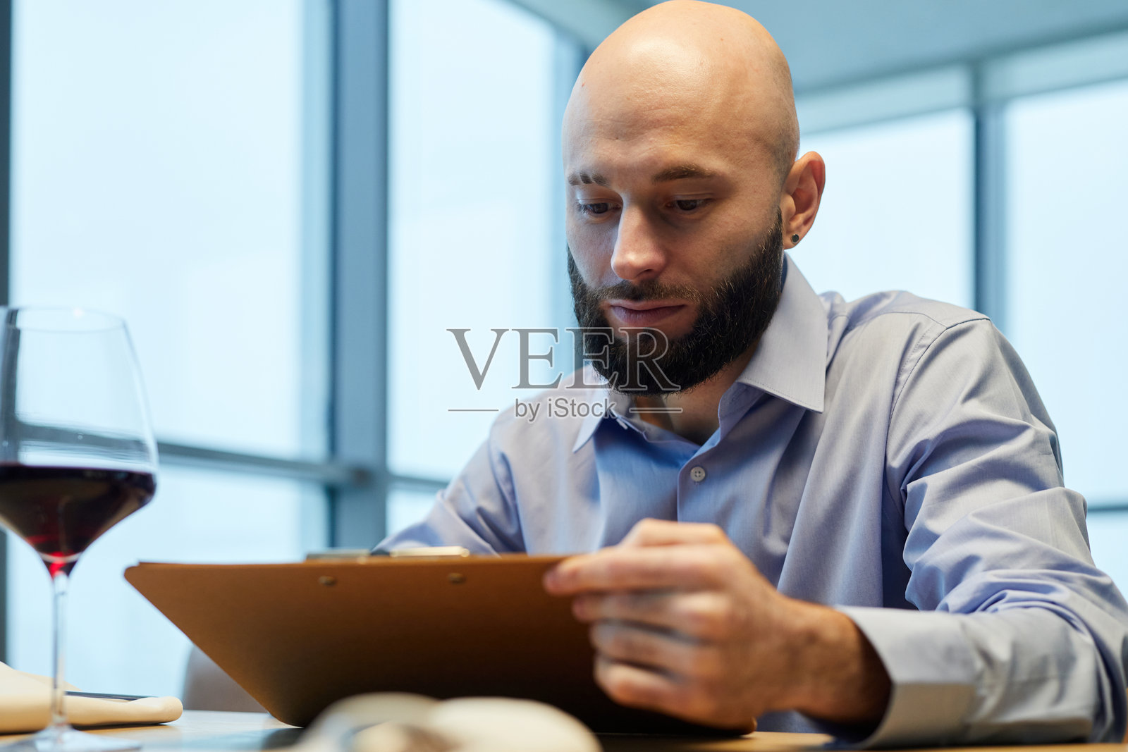 男人在餐厅阅读菜单照片摄影图片