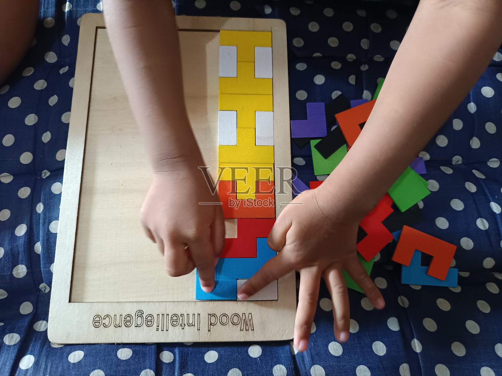 玩拼图游戏照片摄影图片