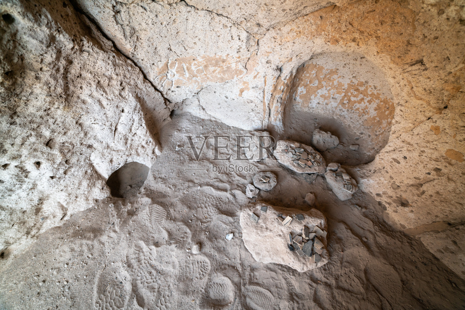 新墨西哥州班德利尔国家纪念碑的洞穴居住地照片摄影图片