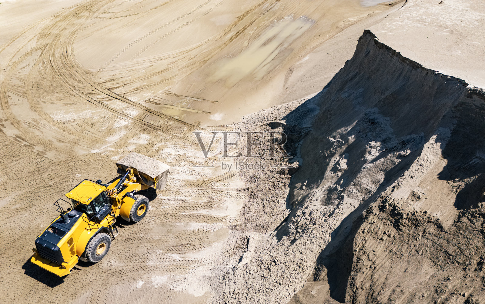 正在作业的推土机，强大的建筑机械照片摄影图片