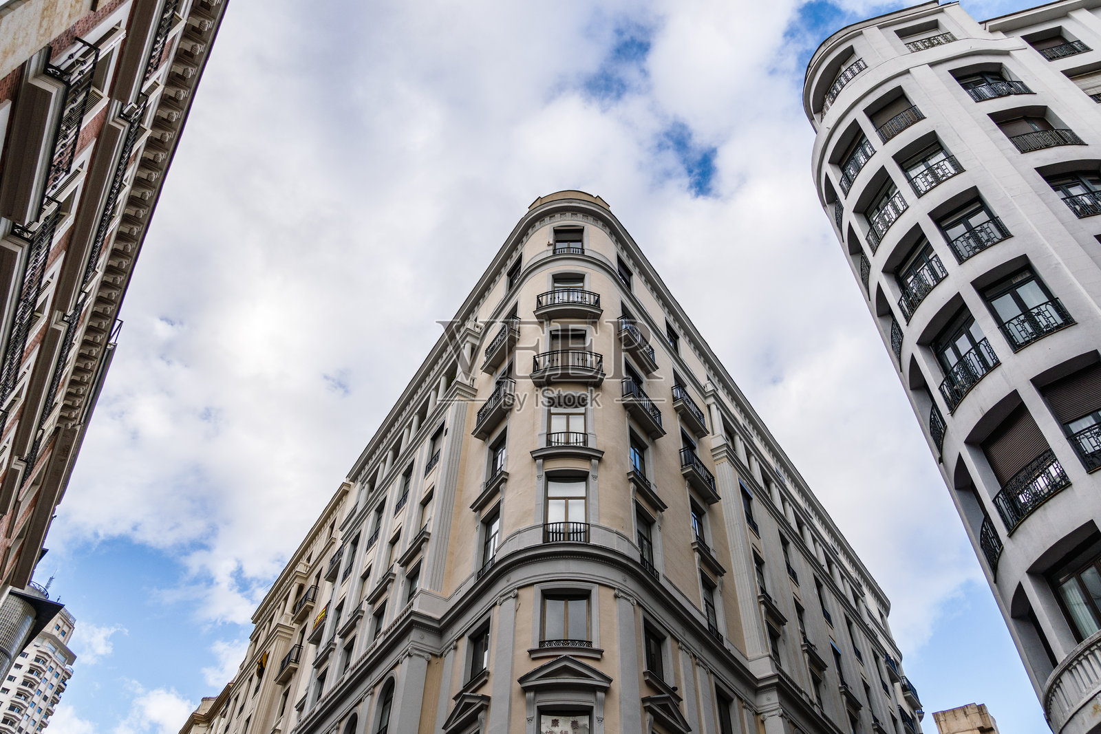 马德里壮观的天际线沿着大街展示了其独特的建筑与多云的天空相映成趣。照片摄影图片