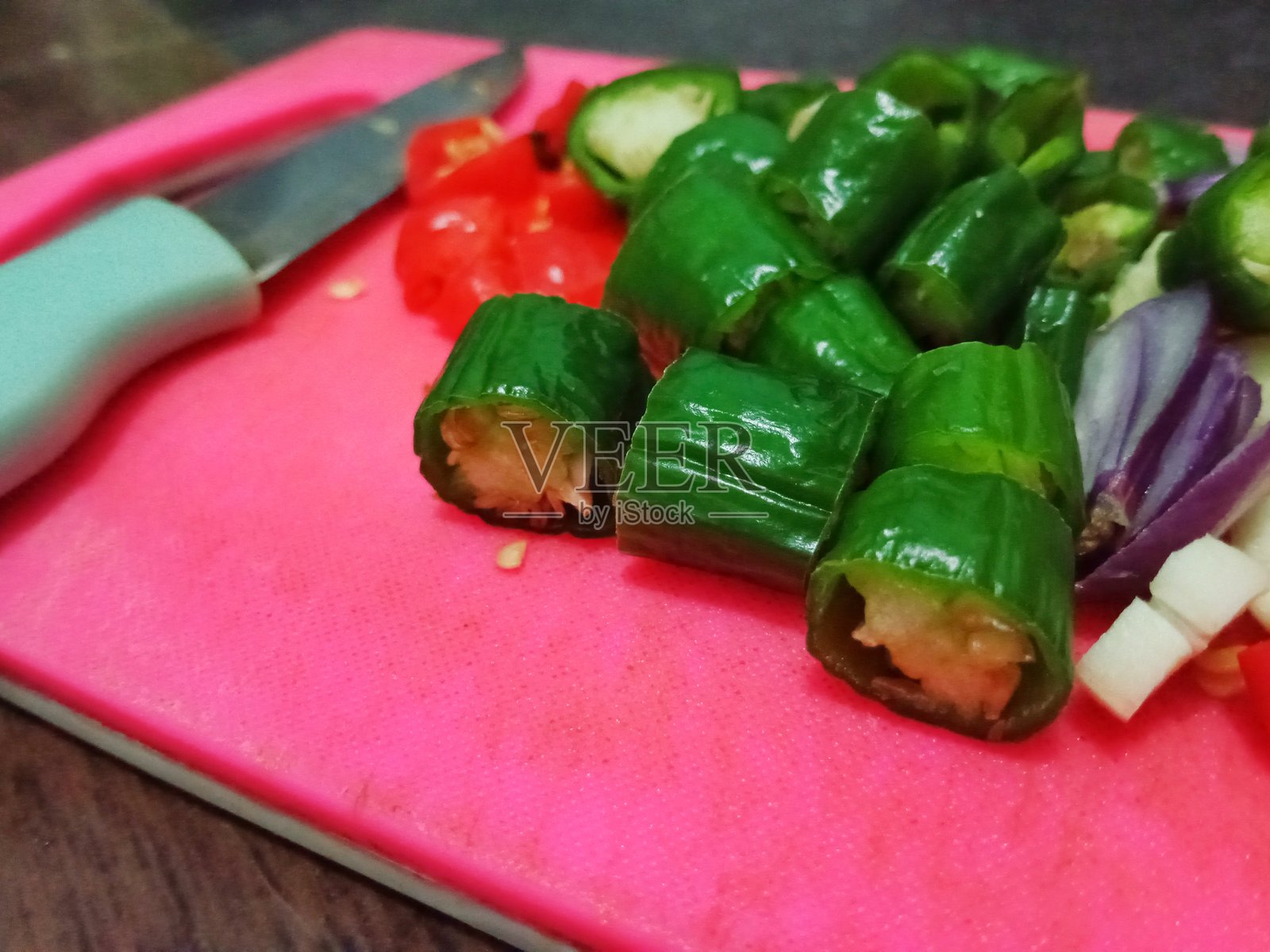 切好的各种香料用于烹饪过程照片摄影图片