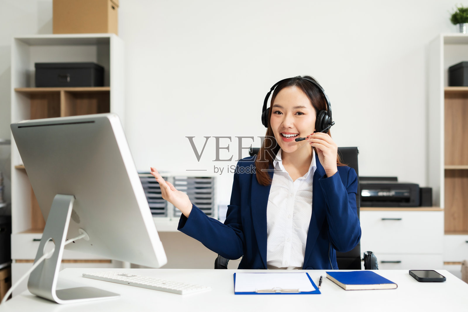 办公室内工作的客户服务专员。照片摄影图片