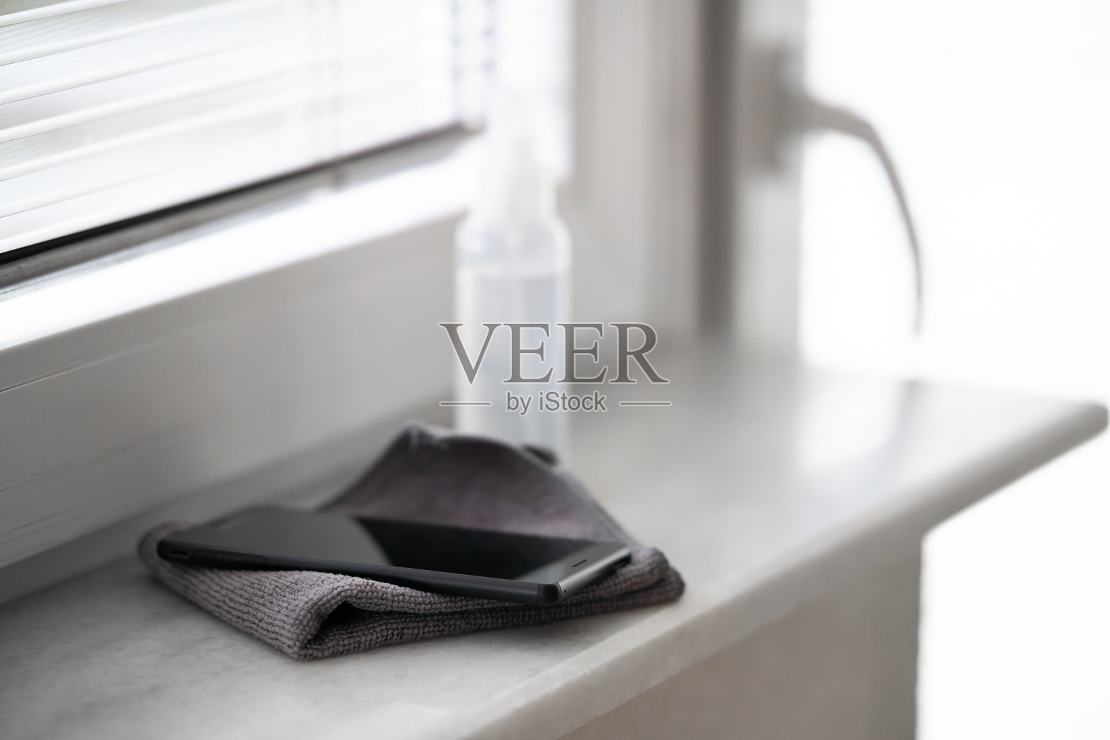 用酒精消毒液清洁手机屏幕照片摄影图片