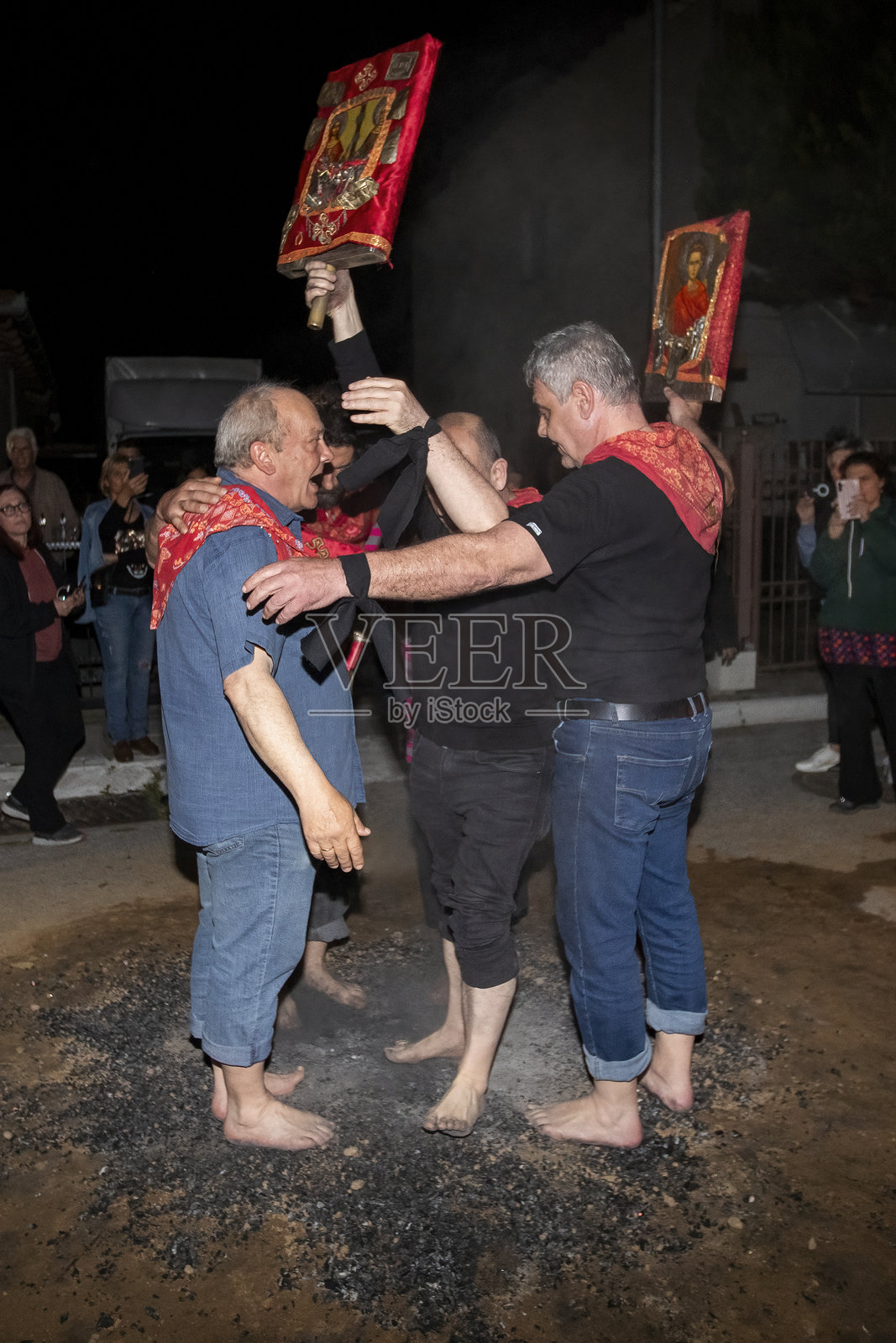 Anastenaria是希腊的一种仪式，信徒们赤脚走过炭火。照片摄影图片