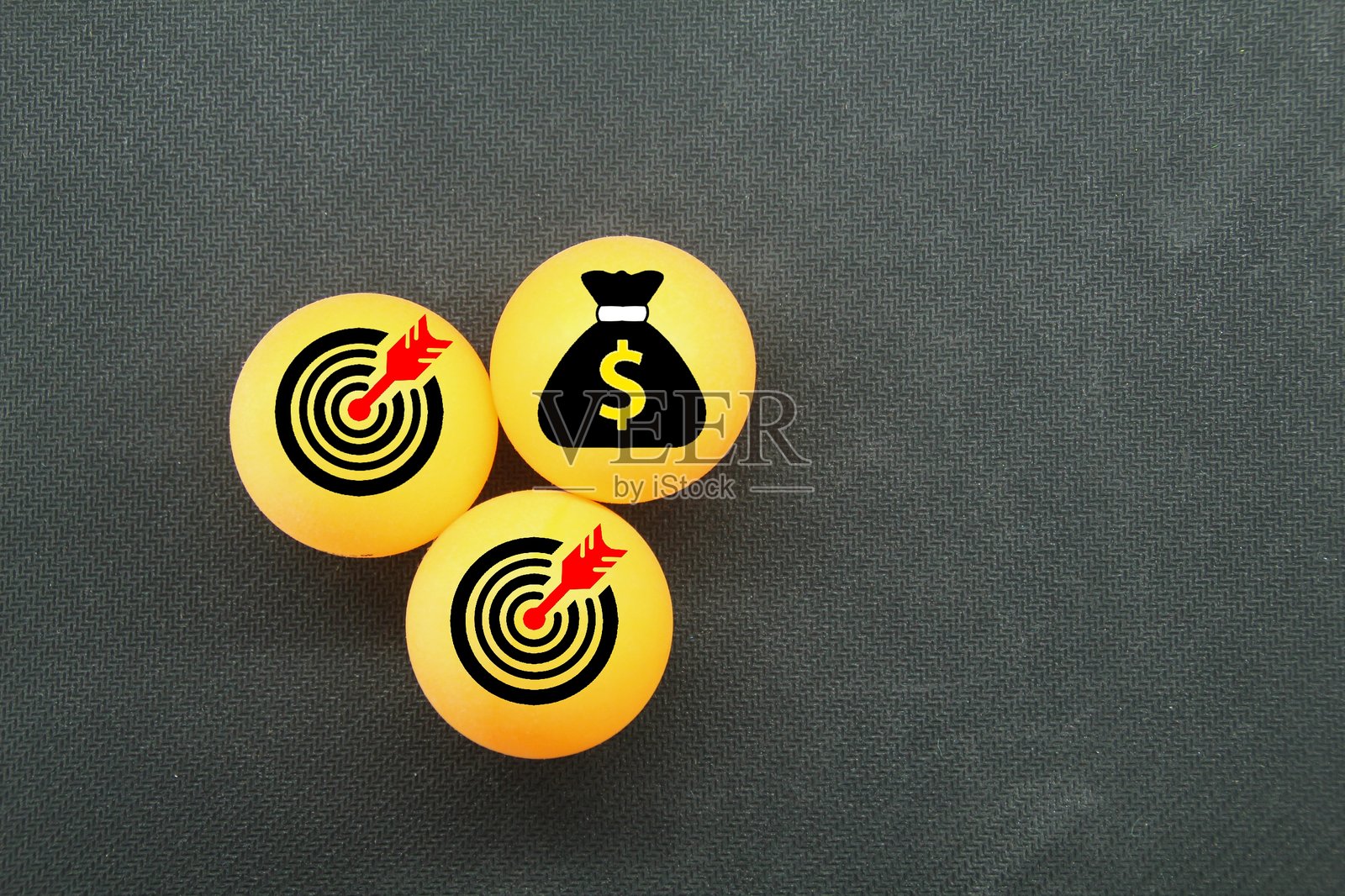 乒乓球与目标和金钱图标。商业概念照片摄影图片