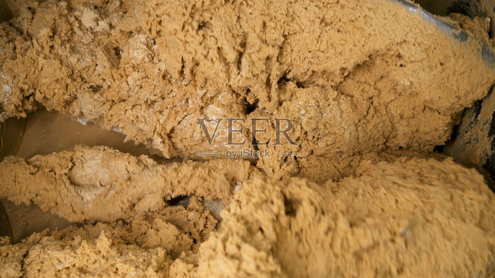 工业面团搅拌机正在揉制新鲜面团，用于烘焙产品照片摄影图片