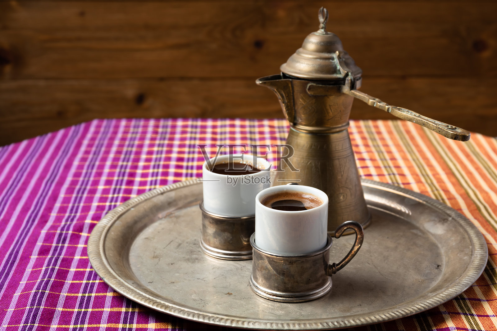 中东咖啡具静物，放在木桌上照片摄影图片