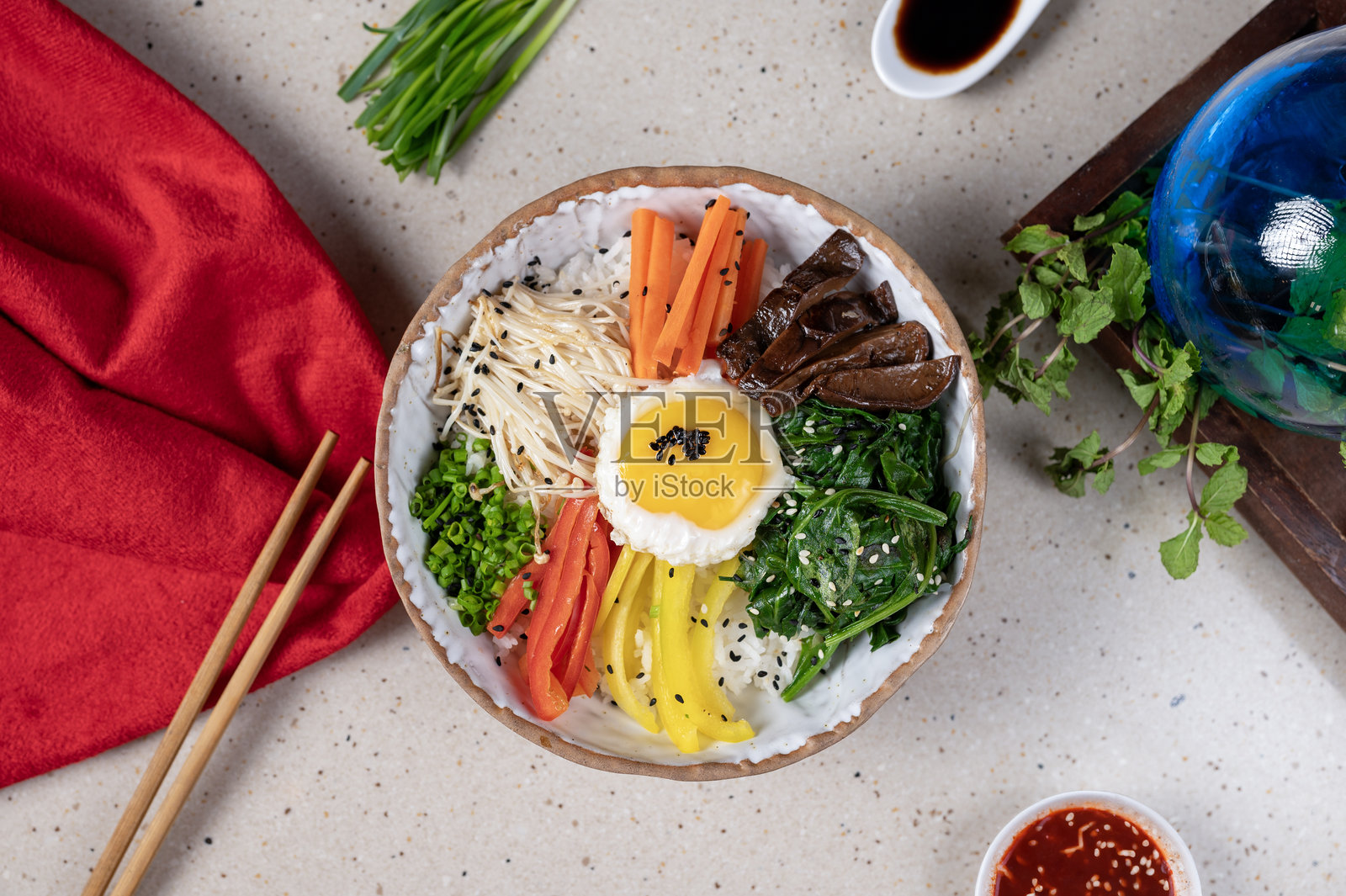 色彩缤纷的韩国拌饭碗，配有煎蛋和新鲜蔬菜照片摄影图片