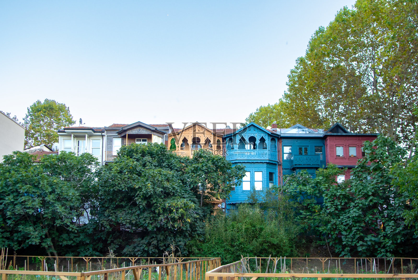 库兹君库克社区的蔬菜花园和五彩斑斓的房屋风景。照片摄影图片