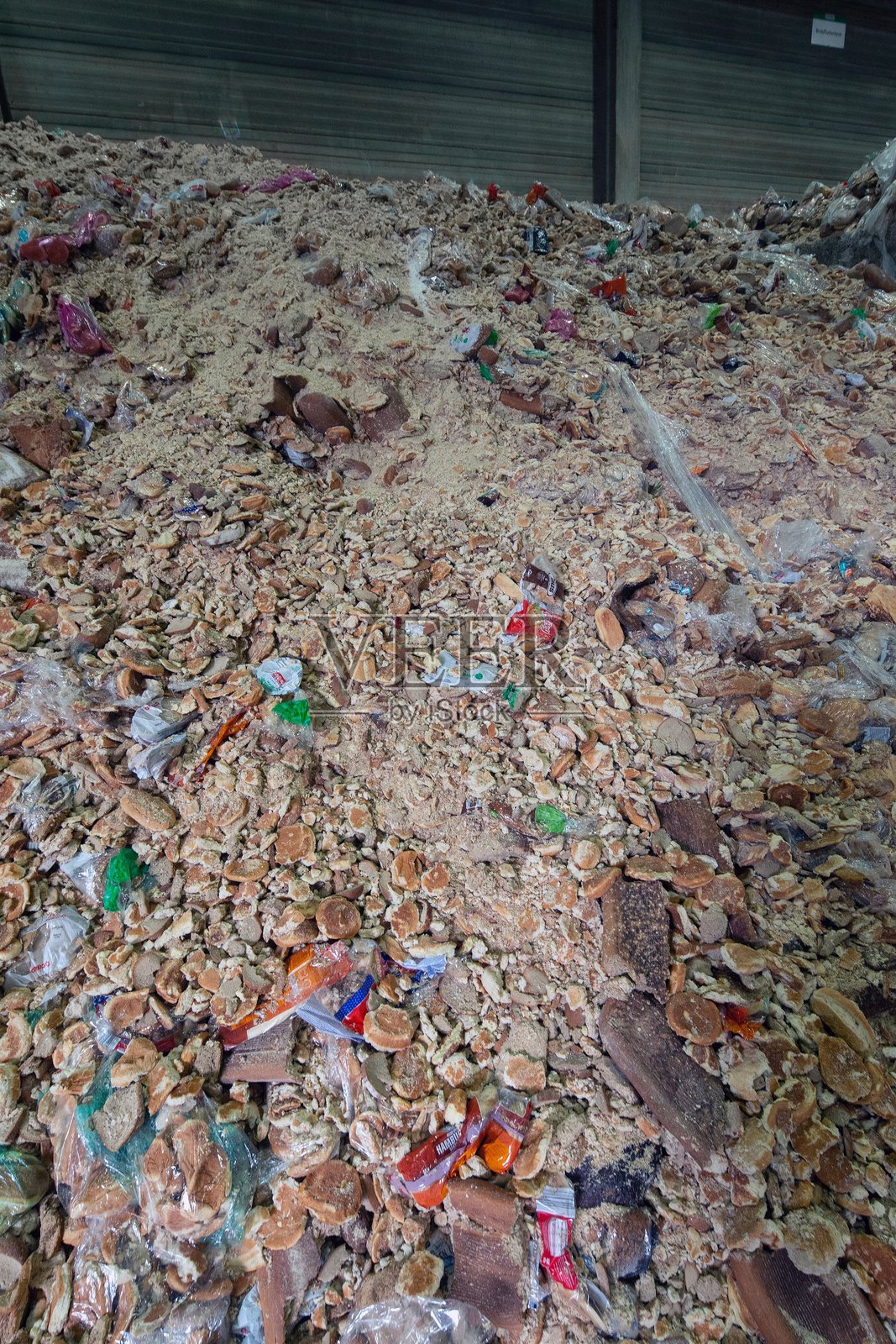 废弃食品行业的回收。将废弃食品回收为牛饲料。照片摄影图片