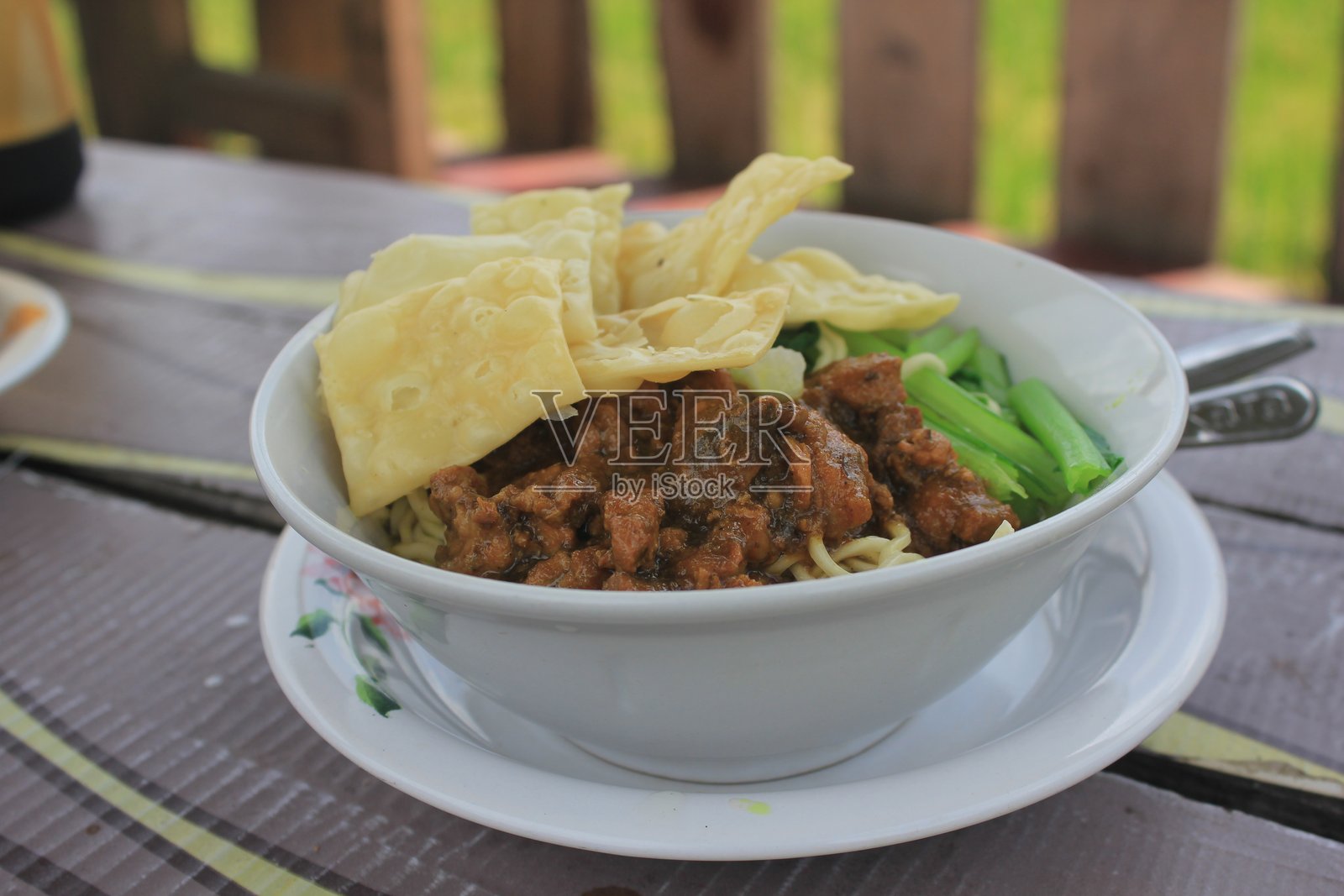 鸡肉面，印尼最受欢迎的面条菜单照片摄影图片