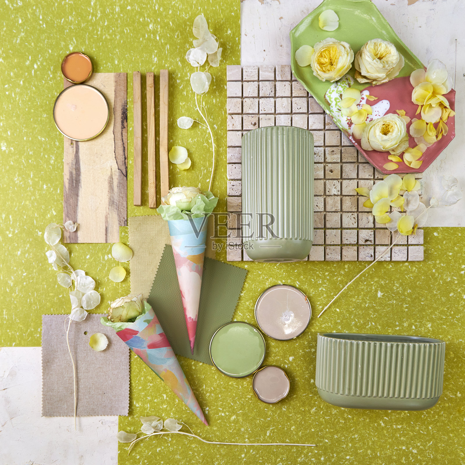 绿色和黄色的色彩调色板情绪板，带有花卉装饰，适用于室内设计和装饰，俯视图照片摄影图片