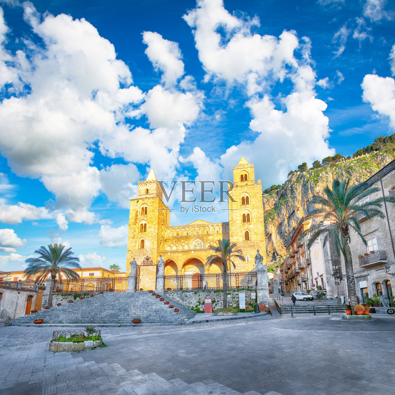 令人惊叹的傍晚景色，塞法卢大教堂（Duomo di Cefalu）和大教堂广场（Piazza del Duomo）。照片摄影图片