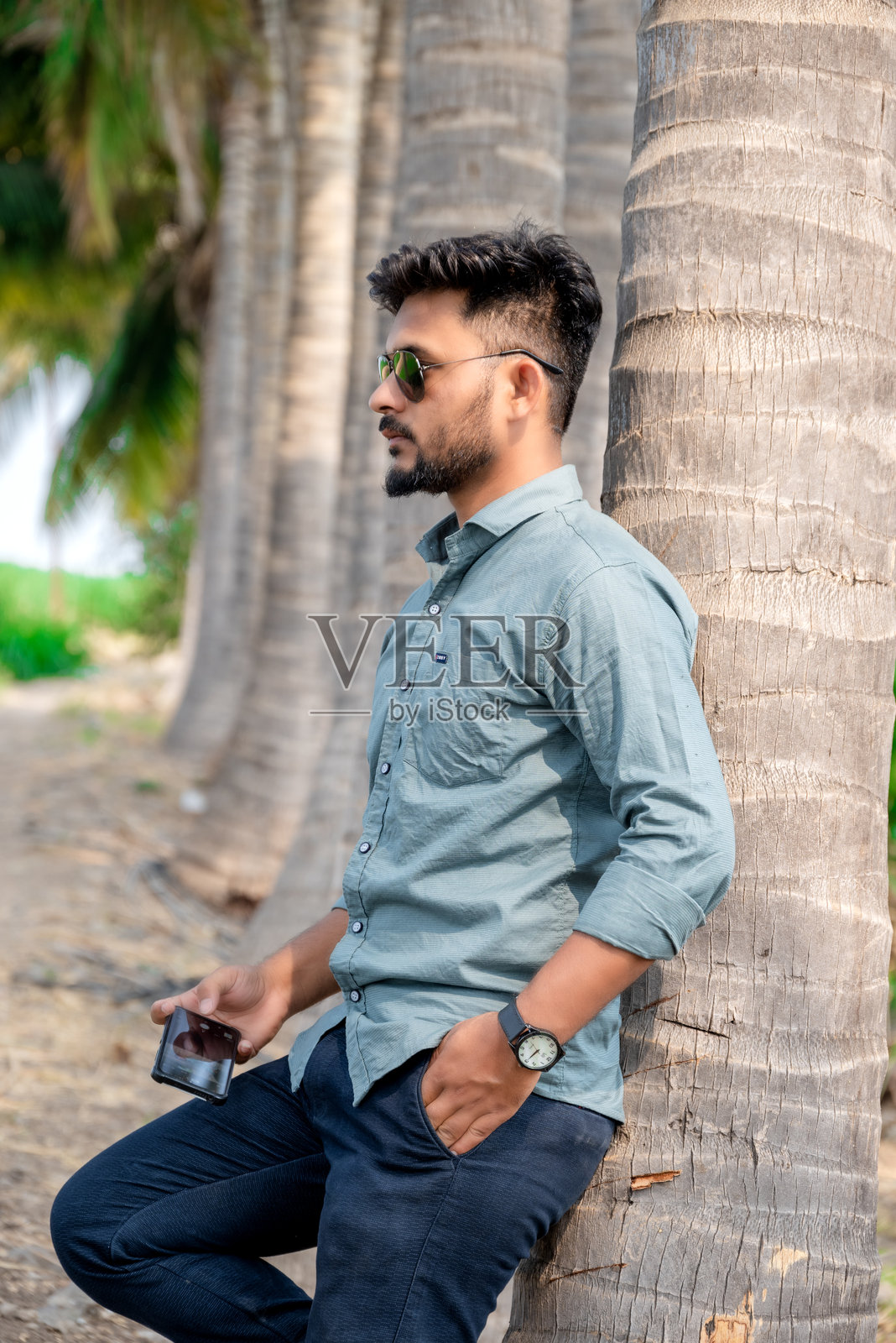 英俊快乐微笑的年轻印度男子照片摄影图片