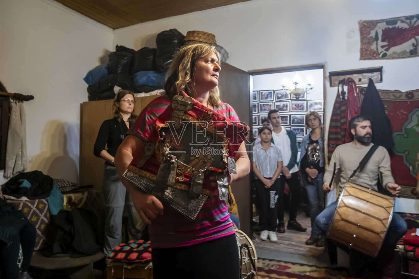 Anastenaria是希腊传统宗教习俗,其主要特点是赤脚走在发光的煤炭床上。照片摄影图片