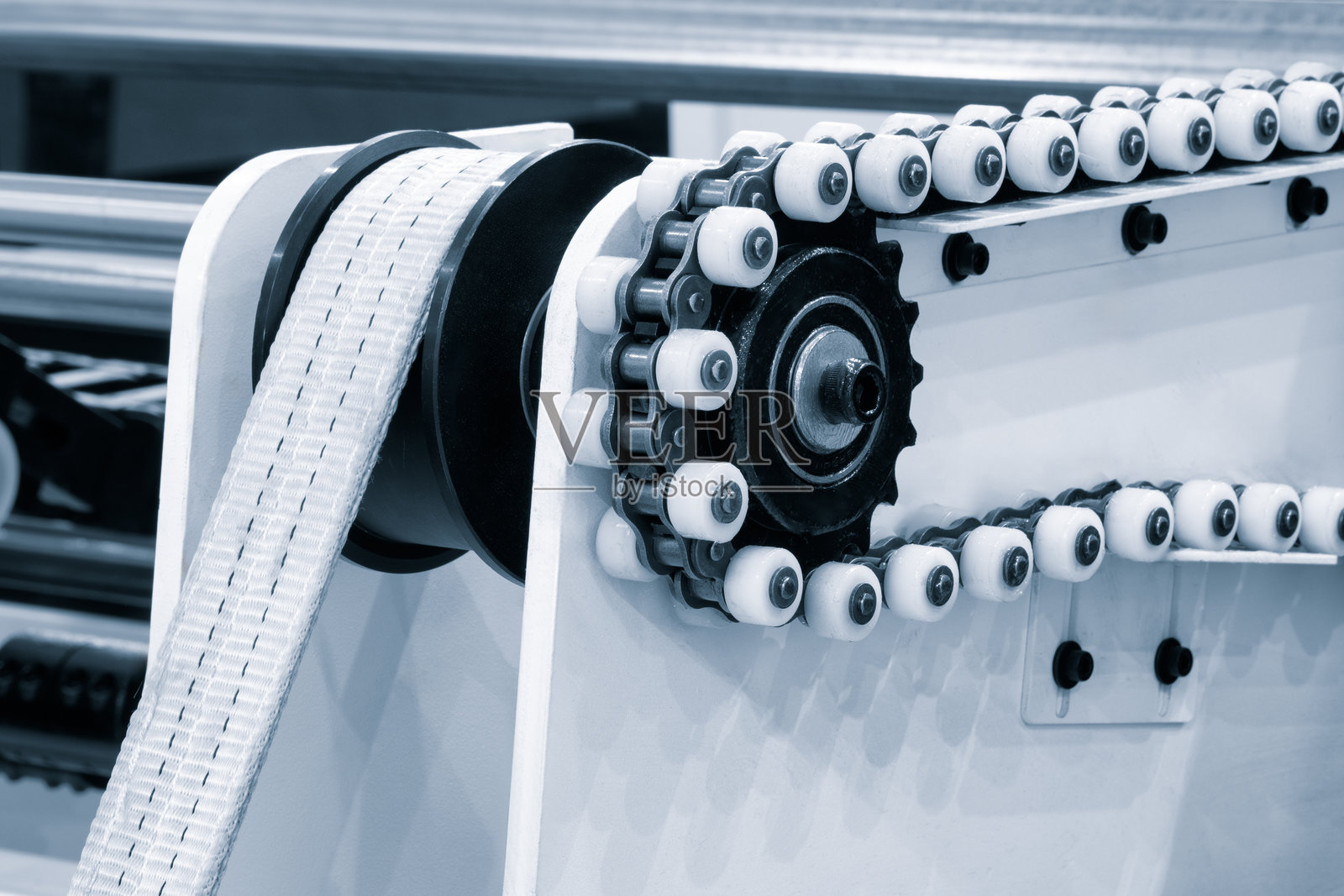现代滚筒输送机的一部分，配有金属和塑料滚筒，用于生产各种产品，工业概念背景。照片摄影图片