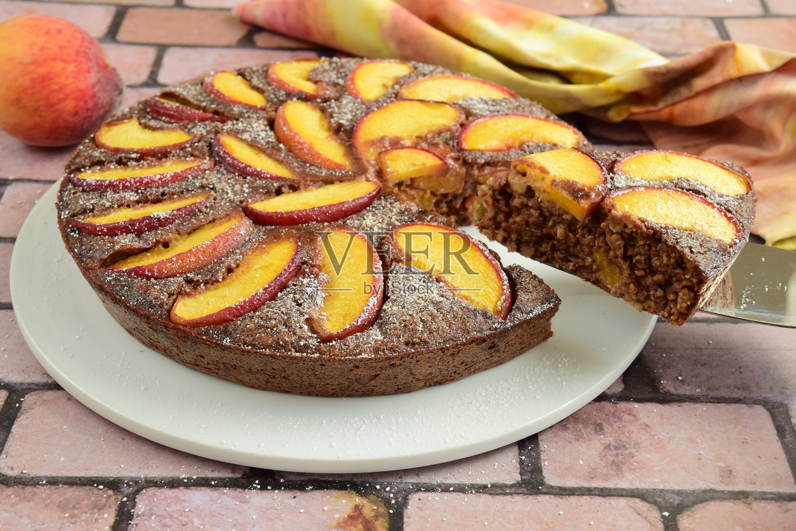 桃子燕麦巧克力蛋糕照片摄影图片