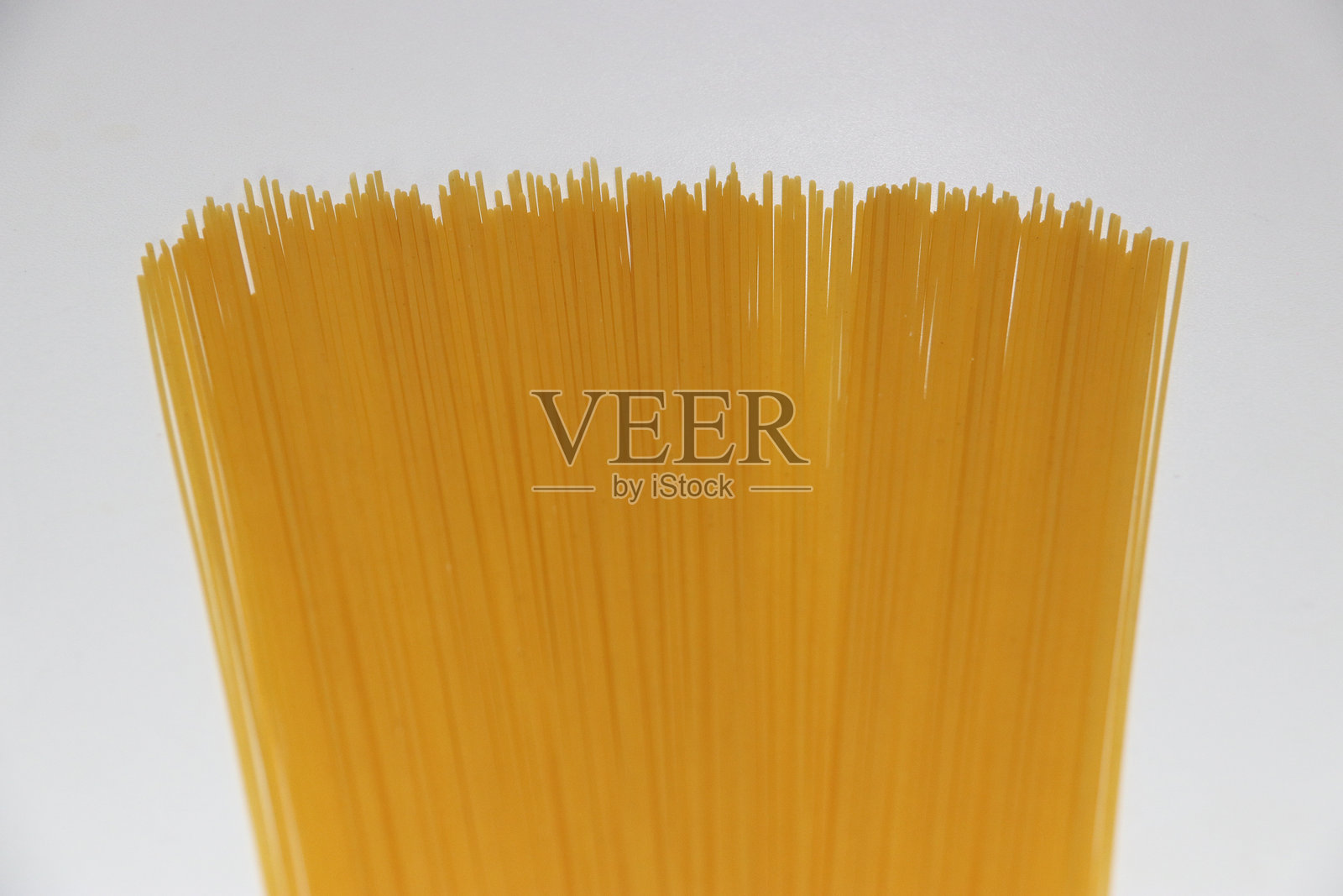 生意大利面在白色背景上照片摄影图片