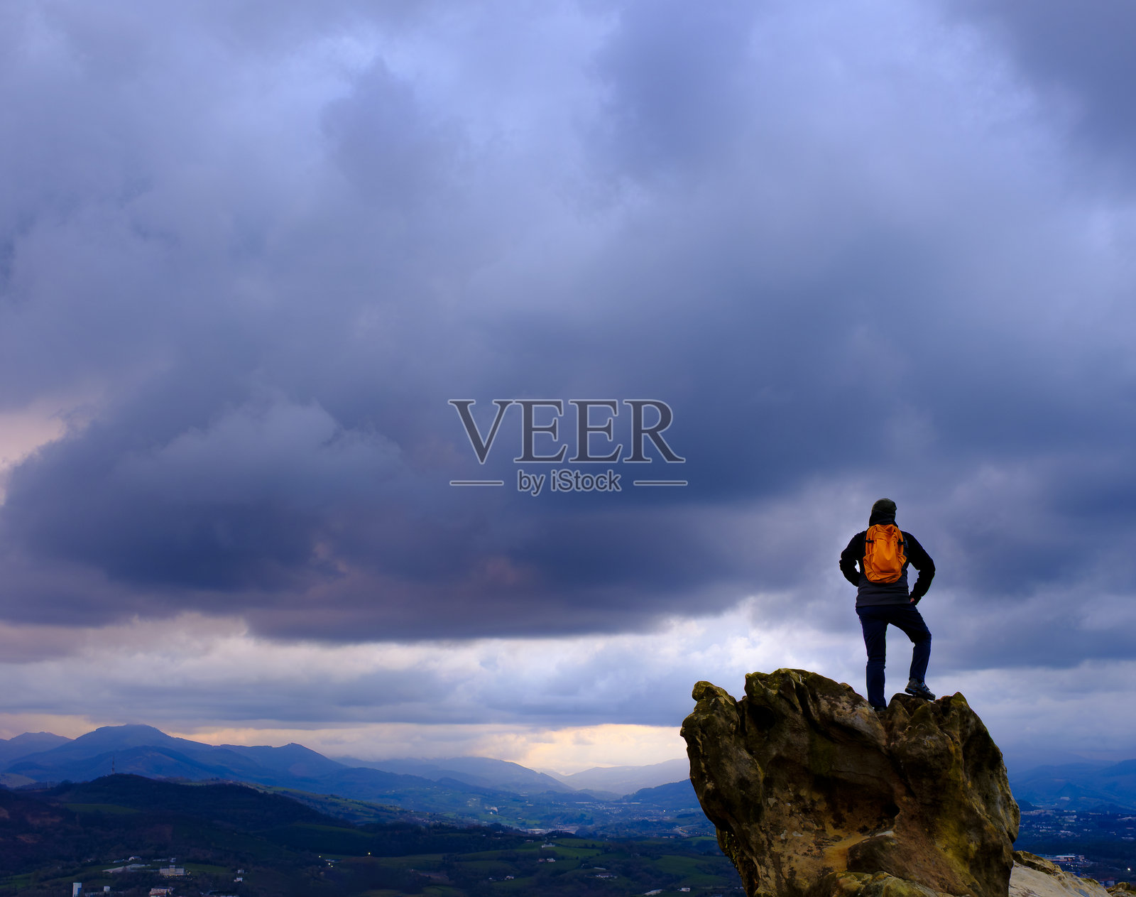 暴风云和恶劣天气。一个人在阴云密布的天空前面对恶劣天气。照片摄影图片