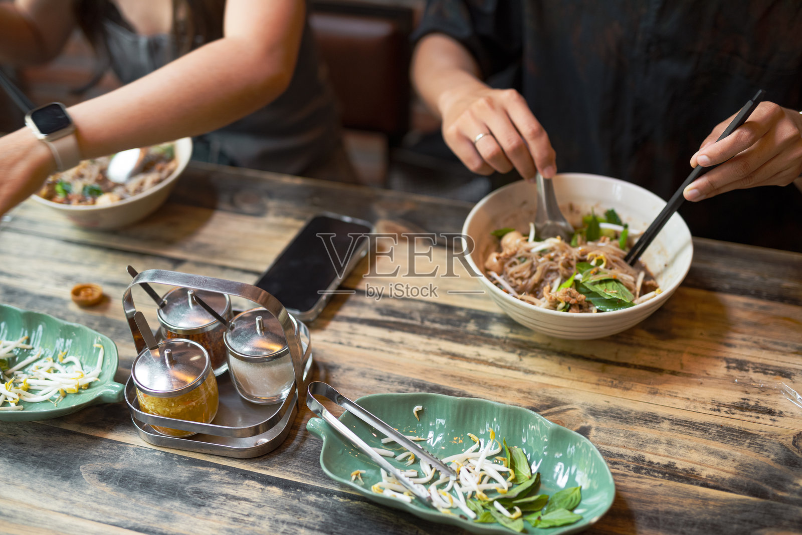 朋友们在餐厅一起用餐的高角度视图照片摄影图片