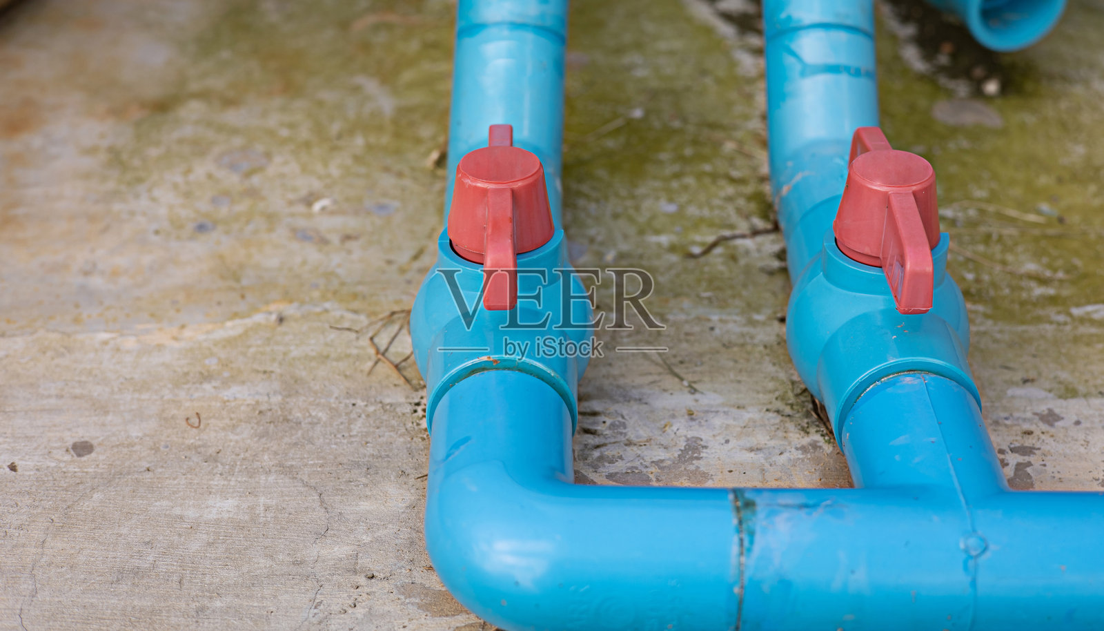 红色PVC管道阀门，蓝色管道，特写摄影。照片摄影图片