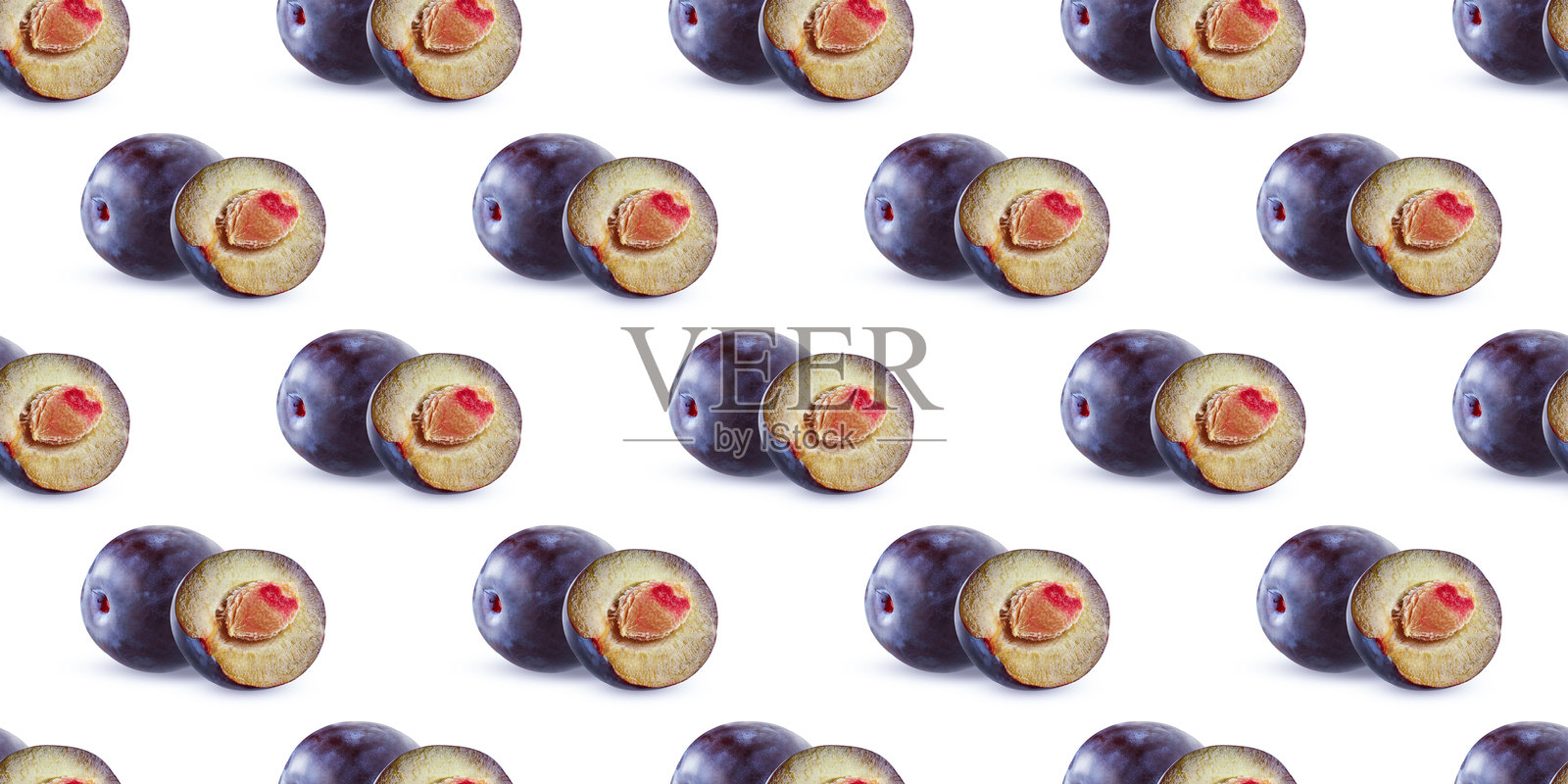 成熟李子的无缝图案，展示其多汁的内部，背景为白色。照片摄影图片