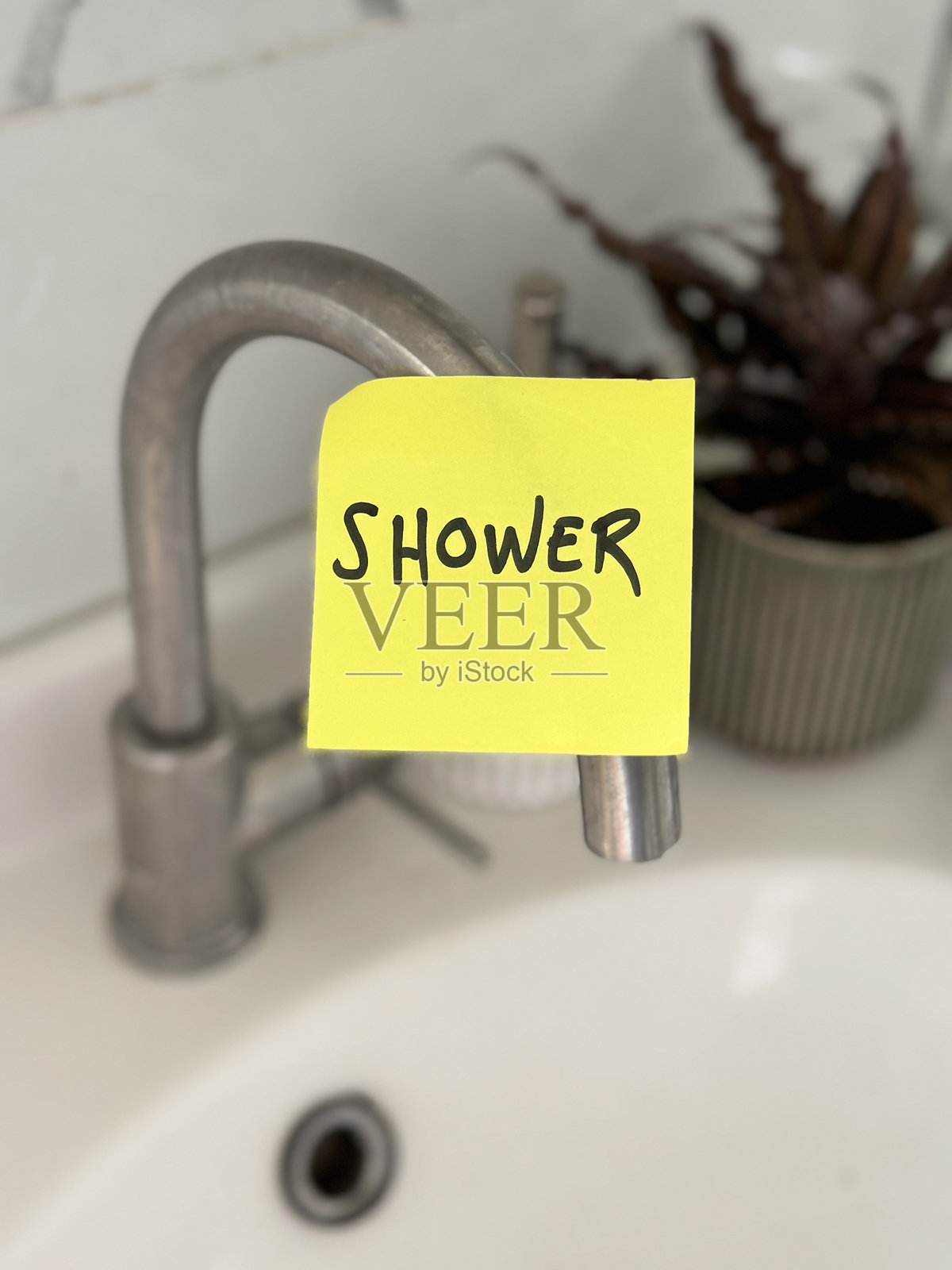 洗澡提醒的图片 / 浴室里的彩色便利贴，激励信息 / 日常卫生，自我护理例行鼓励照片摄影图片