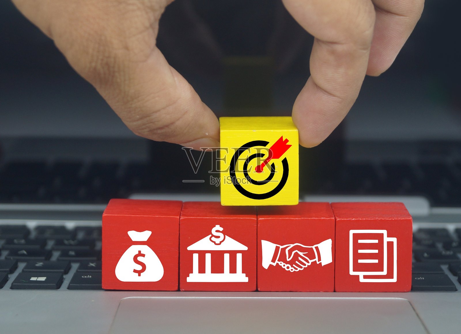 带有商业概念的木制立方体。构建成功商业公司的组成部分。商业目标照片摄影图片