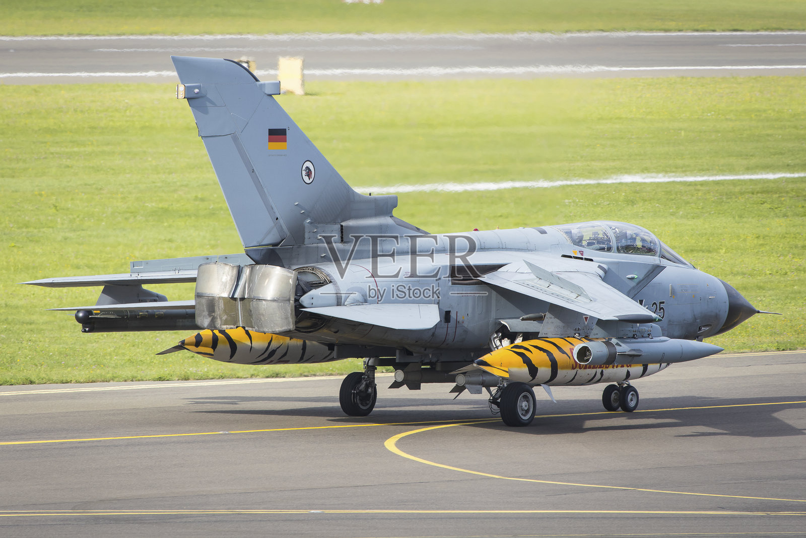 德国空军潘维亚“暴风”战斗机在地面展示反推功能照片摄影图片