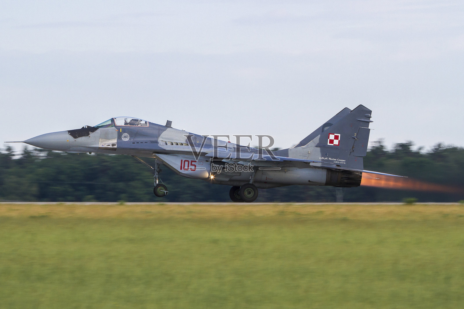 波兰空军米格29战斗机全力加速起飞执行任务照片摄影图片