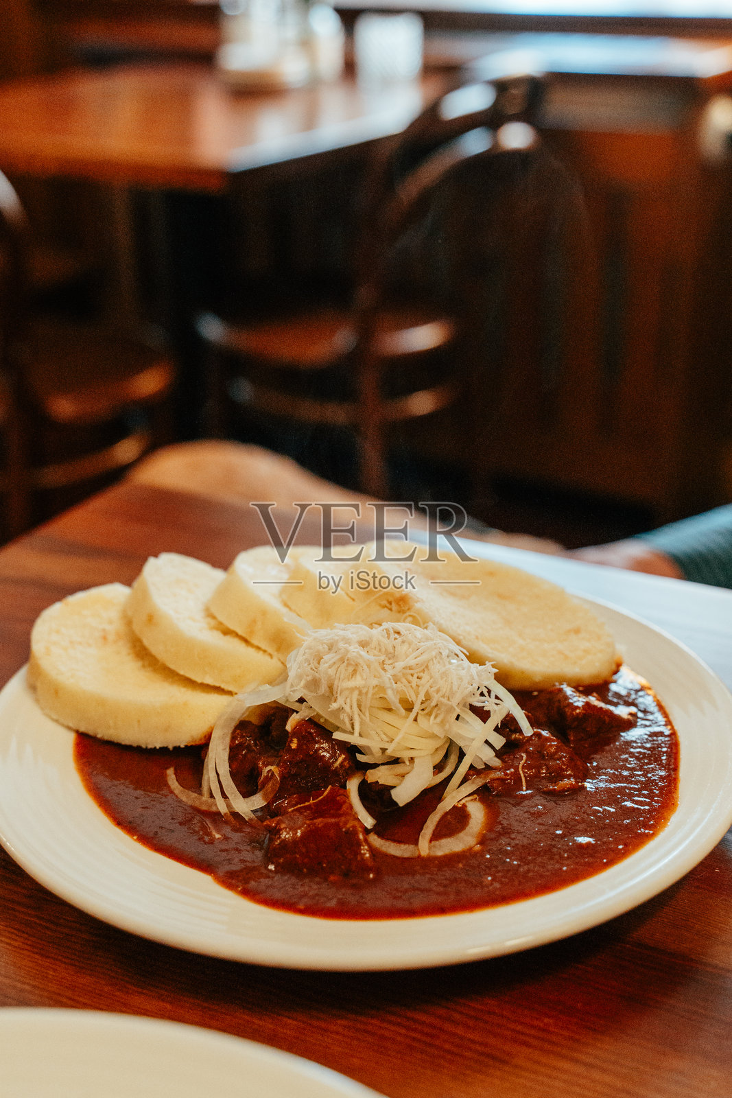 牛肉炖菜配饺子和辣根照片摄影图片