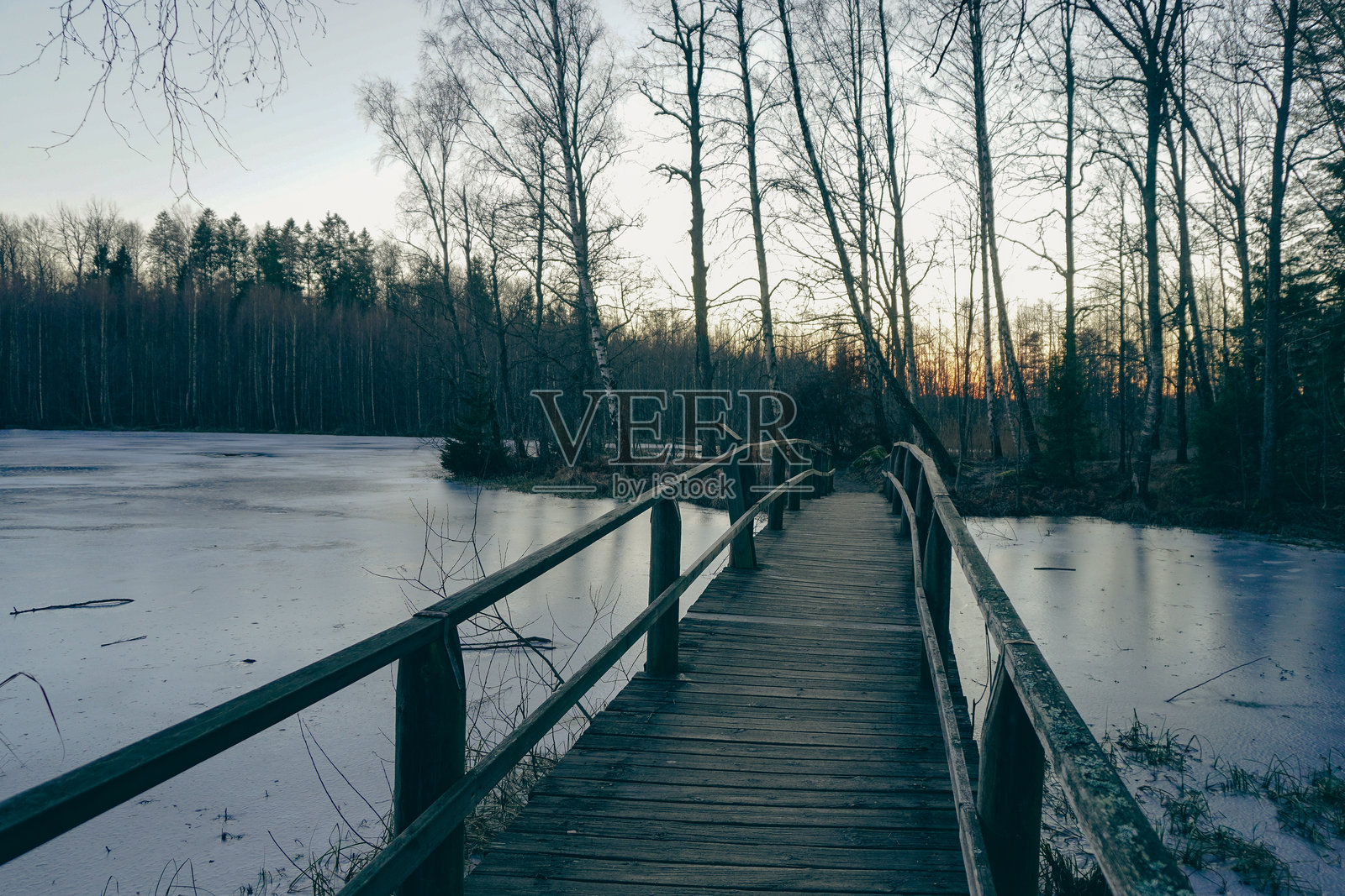一座木桥横跨在冰冻的湖面上照片摄影图片
