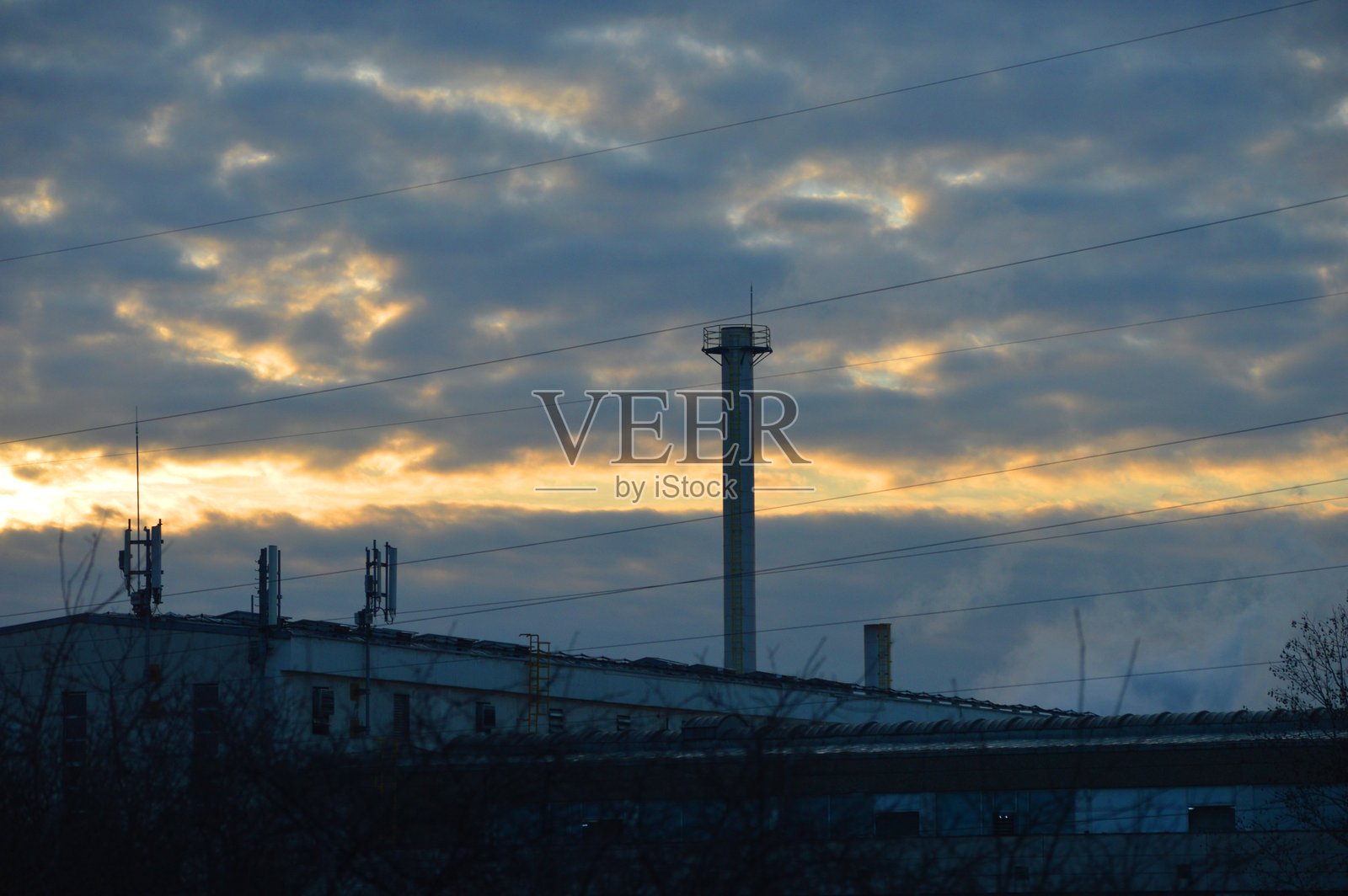 工厂的烟囱和烟雾照片摄影图片