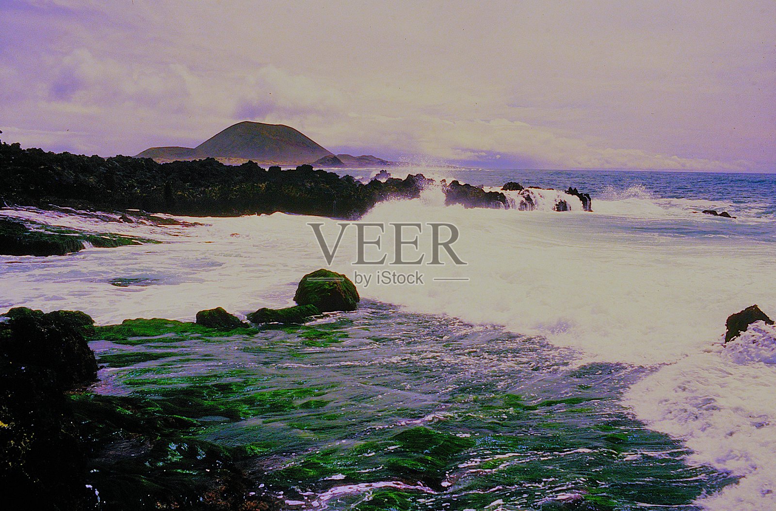 太平洋的海浪在火山岩岸边拍打。保留自然区普恩塔马佐火山场和太平洋海岸，位于墨西哥下加利福尼亚州圣金廷的洛斯皮诺斯牧场，1986年6月。照片摄影图片