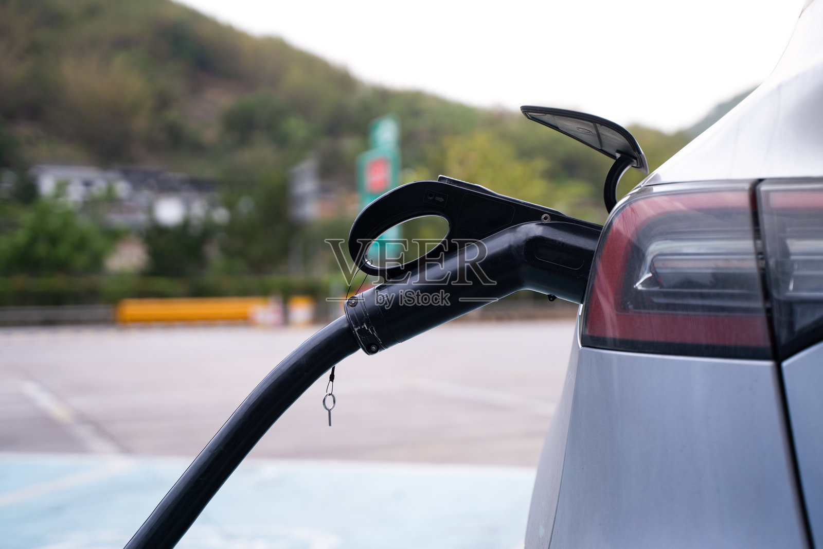 新能源车辆充电站照片摄影图片