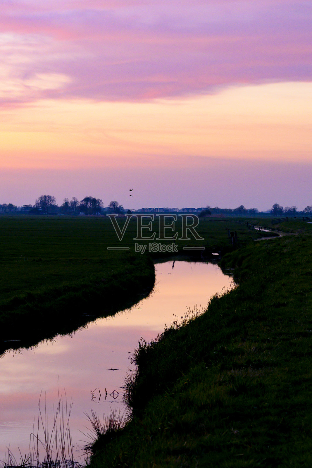 日落时分天空中的五彩云朵照片摄影图片