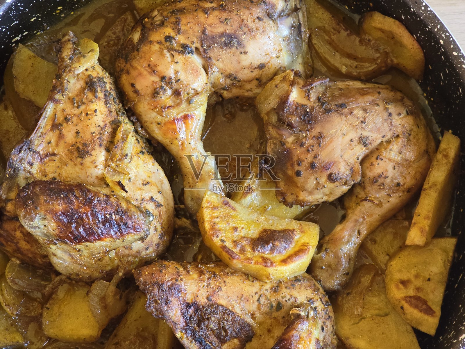 烤箱烤调味鸡腿配土豆在烹饪锅中照片摄影图片