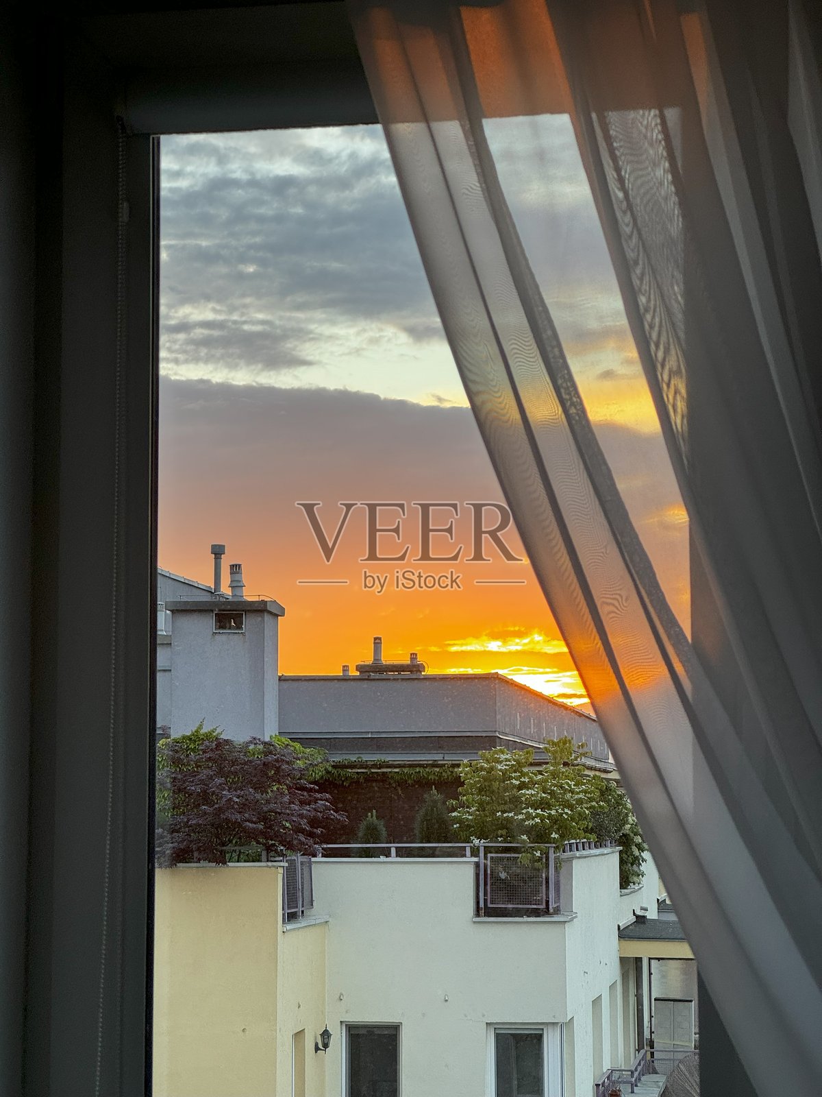 日落时分透过窗户的景色照片摄影图片