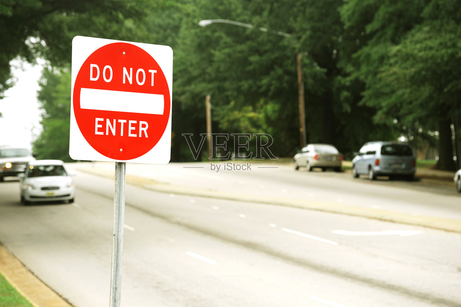 禁止进入标志在街道上照片摄影图片