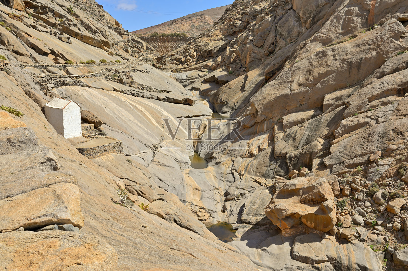 在富埃特文图拉岛的火山景观和冷却熔岩田野中徒步前往朝圣小教堂埃尔米塔·德·拉·佩纳。西班牙，加那利群岛。照片摄影图片